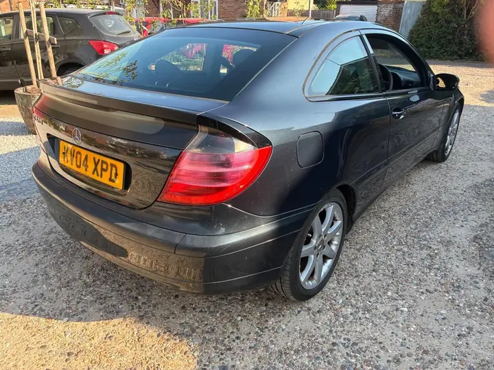 Mercedes-Benz C-Class 2004 photo 3