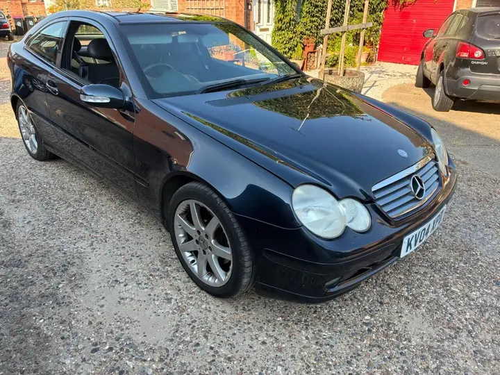 Mercedes-Benz C-Class 2004 photo 2