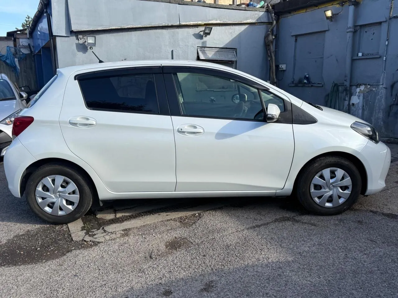 Toyota Vitz 2014 photo 4