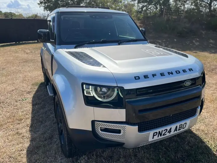 Land Rover Defender 2024 photo 2
