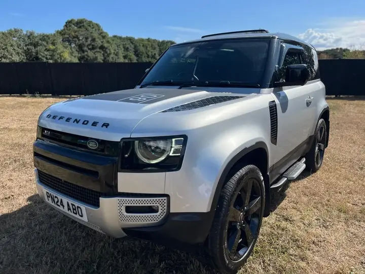 Land Rover Defender 2024 photo 4