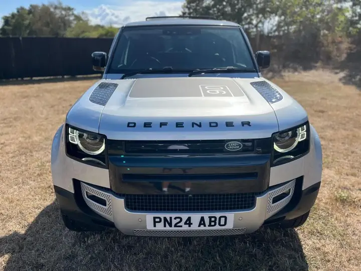 Land Rover Defender 2024 photo 3