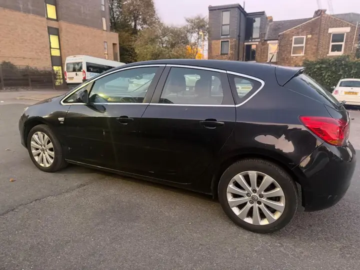 Vauxhall Astra 2010 photo 4