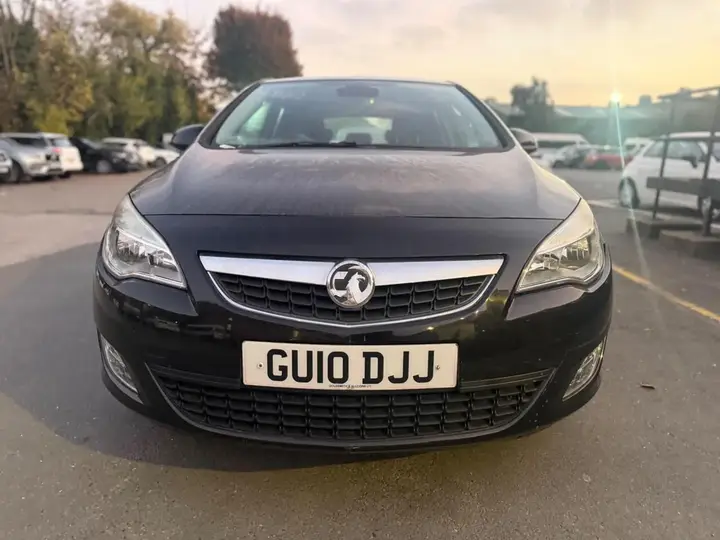 Vauxhall Astra 2010 photo 2