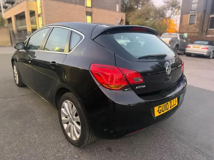 Vauxhall Astra 2010 photo 5