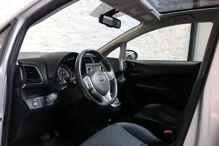 Toyota Verso-S 2012 photo 3