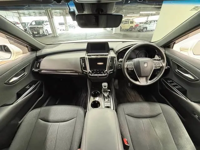 Toyota Crown Hybrid 2019 photo 2