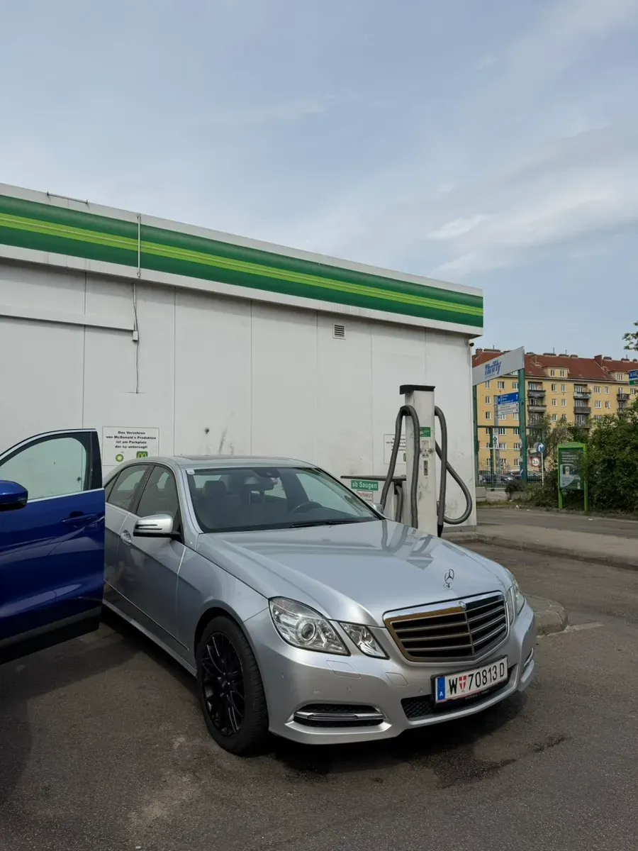 Mercedes-Benz E-Class 2012 photo 2