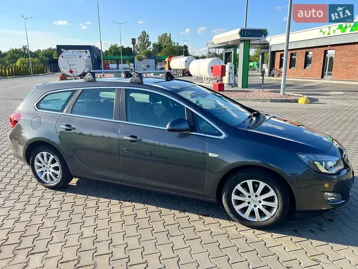 Opel Astra 2011 photo 2