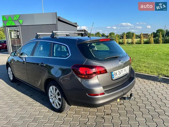 Opel Astra 2011 photo 3