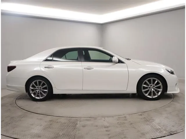 Toyota Mark X 2011 photo 2
