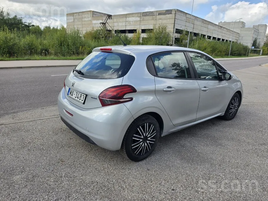 Peugeot 208 2015 photo 3