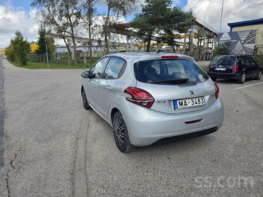 Peugeot 208 2015 photo 4