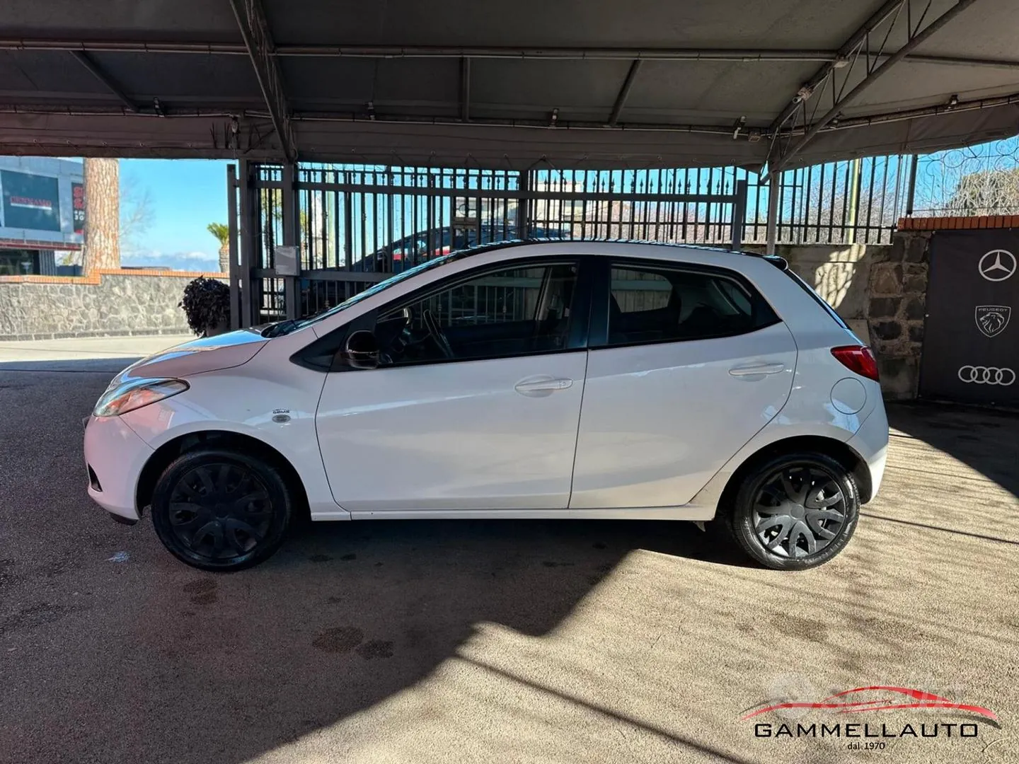 Mazda 2 2010 photo 3