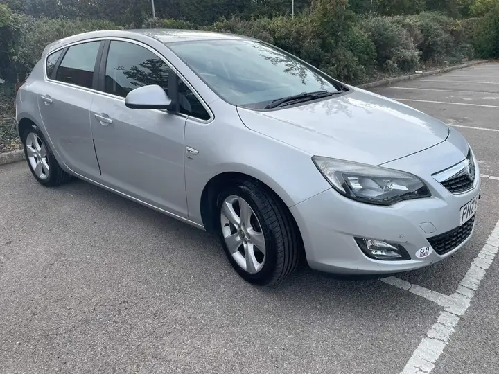 Vauxhall Astra 2011 photo 4