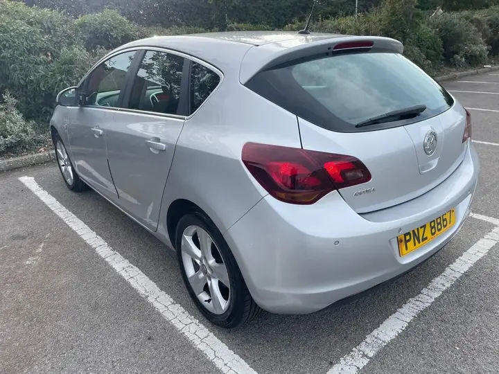 Vauxhall Astra 2011 photo 2
