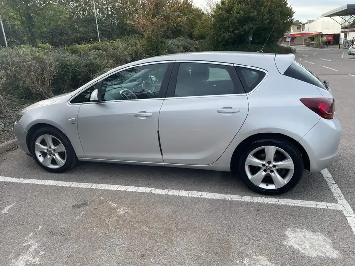 Vauxhall Astra 2011 photo 3