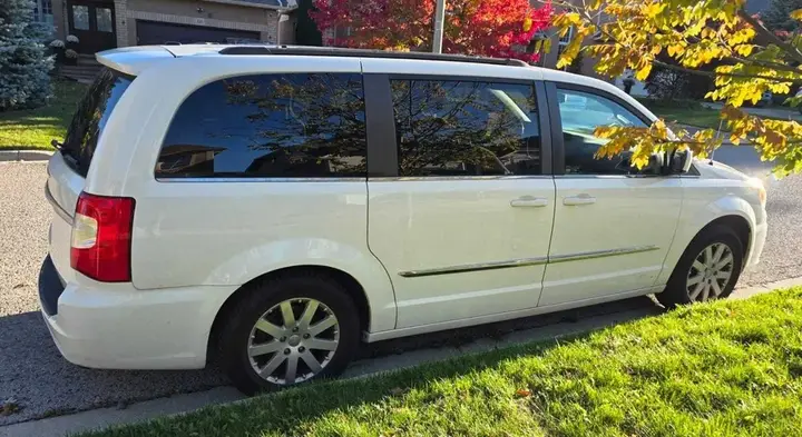 Chrysler Town & Country 2013 photo 3
