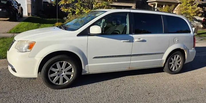 Chrysler Town & Country 2013 photo 2