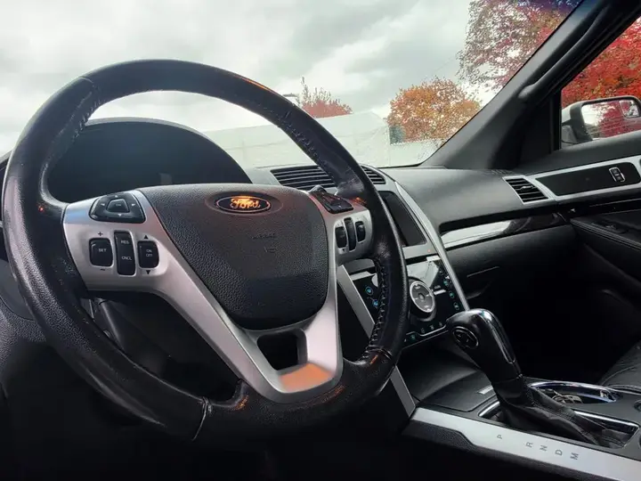 Ford Explorer 2011 photo 3