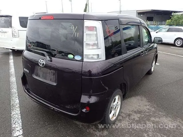 Toyota Sienta 2013 photo 4
