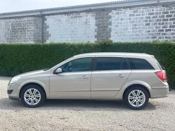 Opel Astra 2009 photo 2