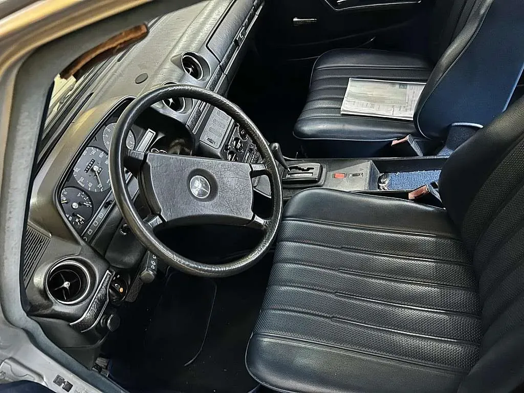 Mercedes-Benz E-Class 1980 photo 3