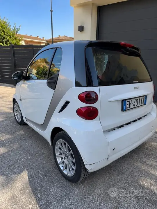 Smart Fortwo 2011 photo 2