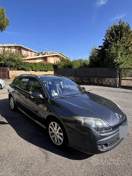 Renault Laguna 2010 photo 2