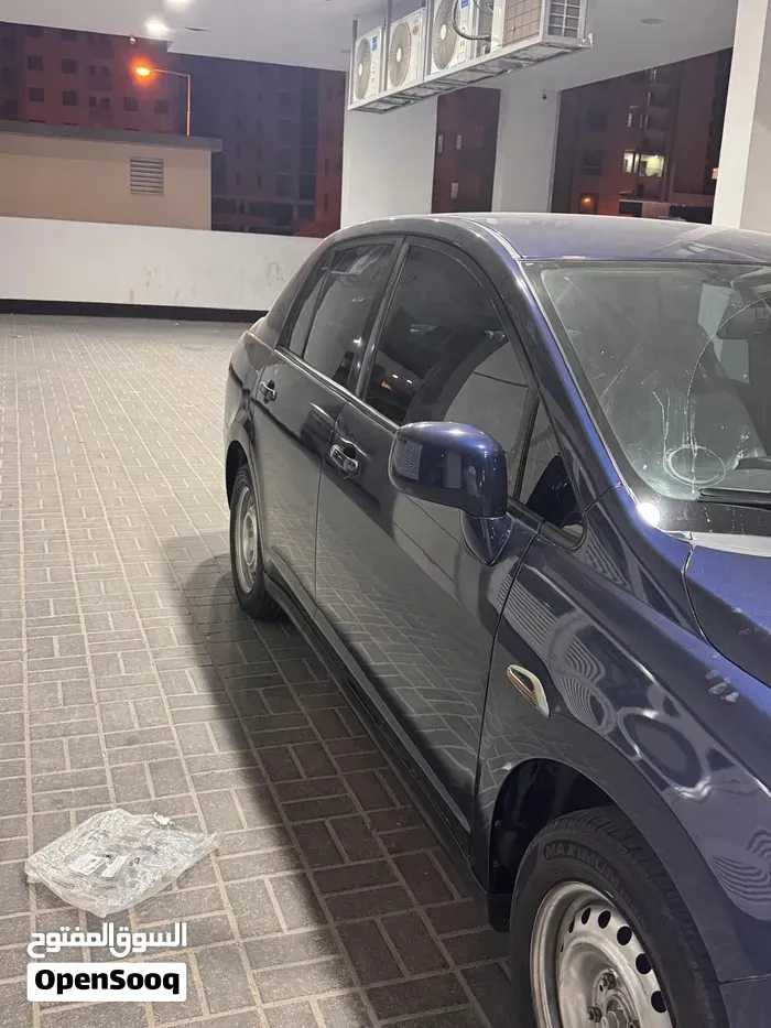 Nissan Tiida 2011 photo 2