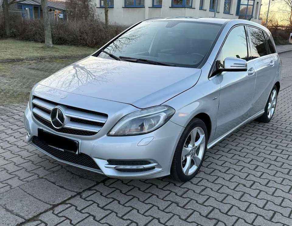 Mercedes-Benz B 180