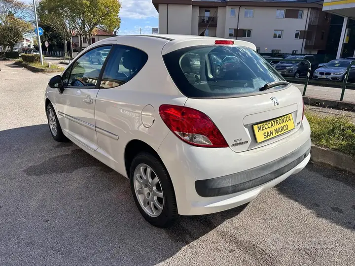 Peugeot 207 2011 photo 4