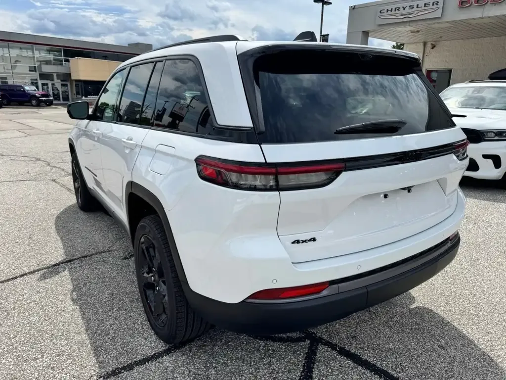 Jeep Grand Cherokee 2026 photo 4