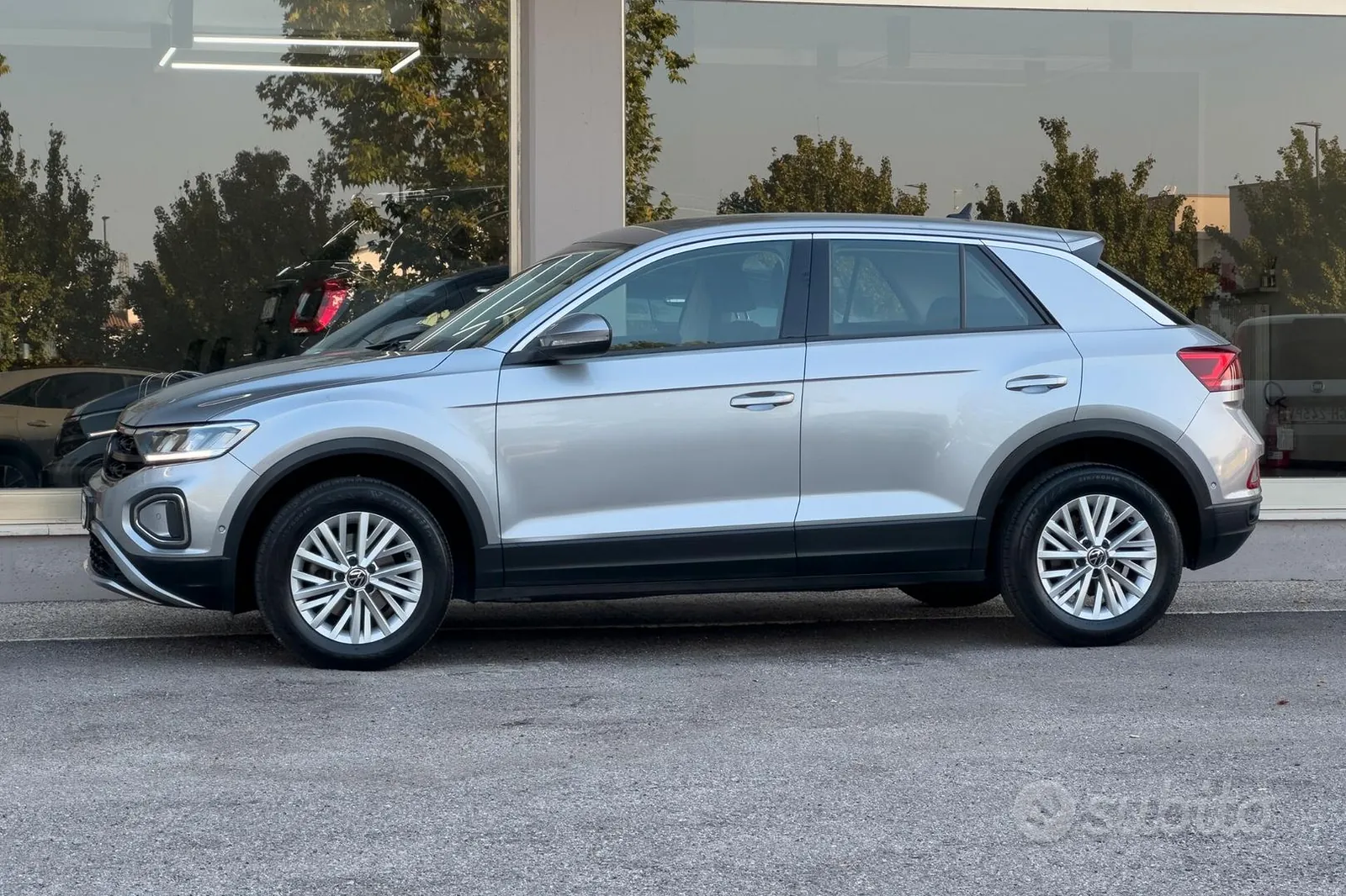 Volkswagen T-Roc 2023 photo 2