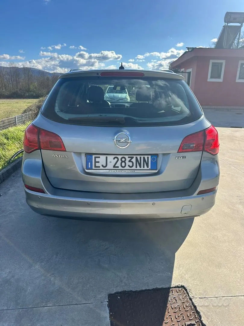 Opel Astra 2011 photo 3