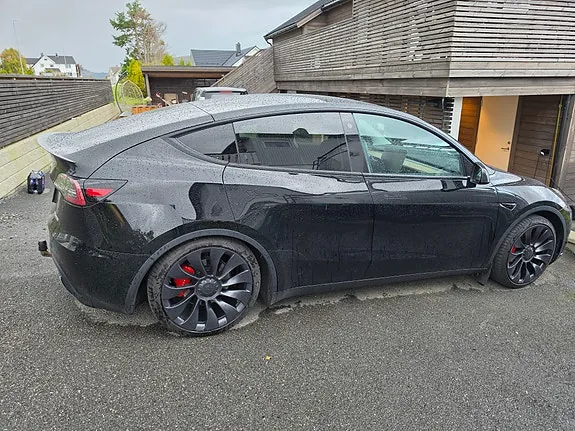 Tesla Model Y 2024 photo 2