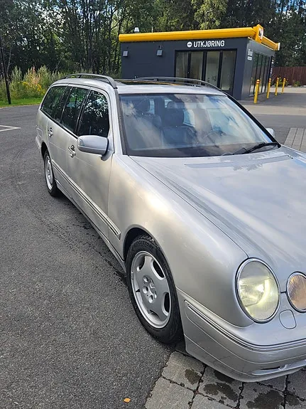 Mercedes-Benz 210 2001 photo 4