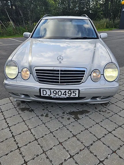 Mercedes-Benz 210 2001 photo 2
