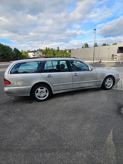 Mercedes-Benz 210 2001 photo 3