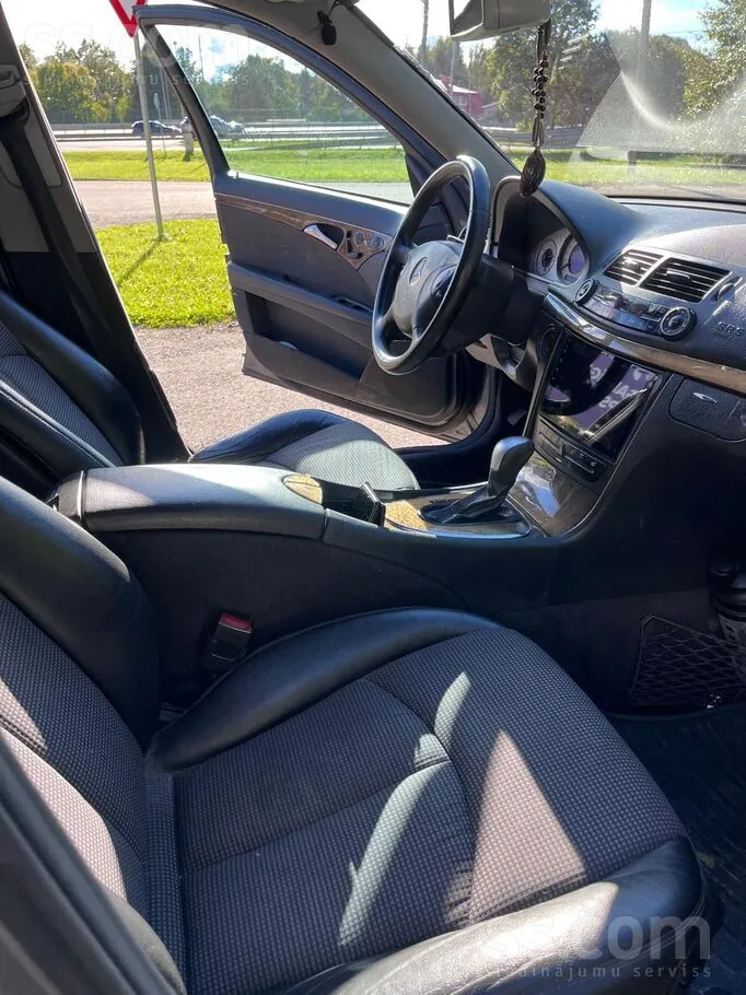 Mercedes-Benz E320 2006 photo 3