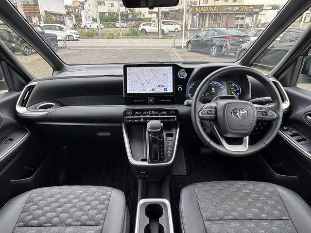 Toyota Voxy 2022 photo 2