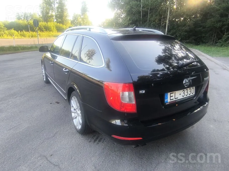 Skoda Superb 2011 photo 4