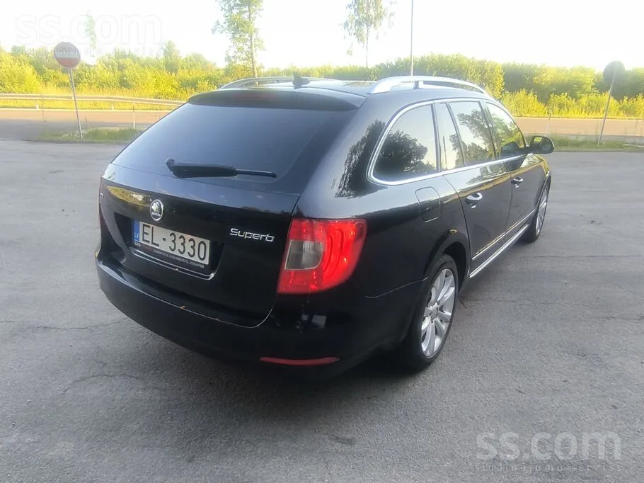 Skoda Superb 2011 photo 3