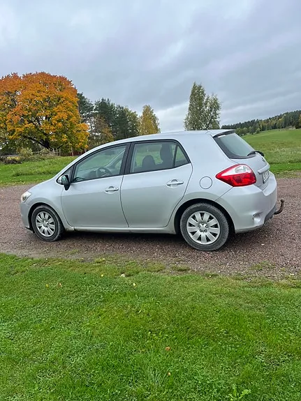 Toyota Auris 2010 photo 2