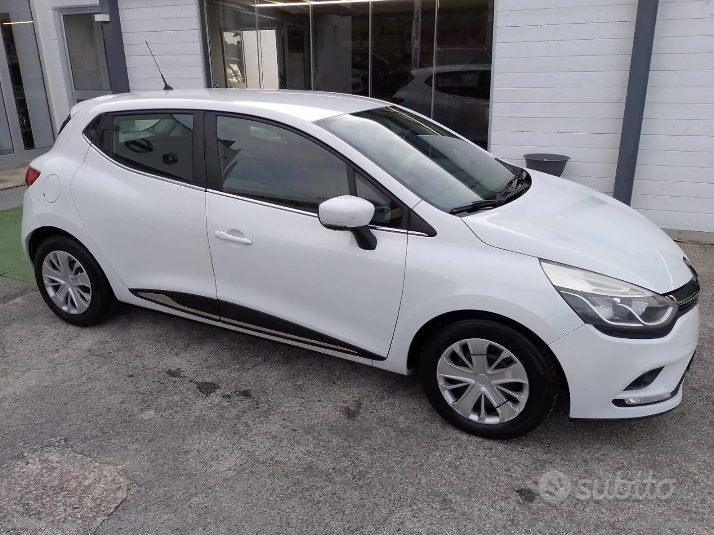 Renault Clio 2017 photo 2
