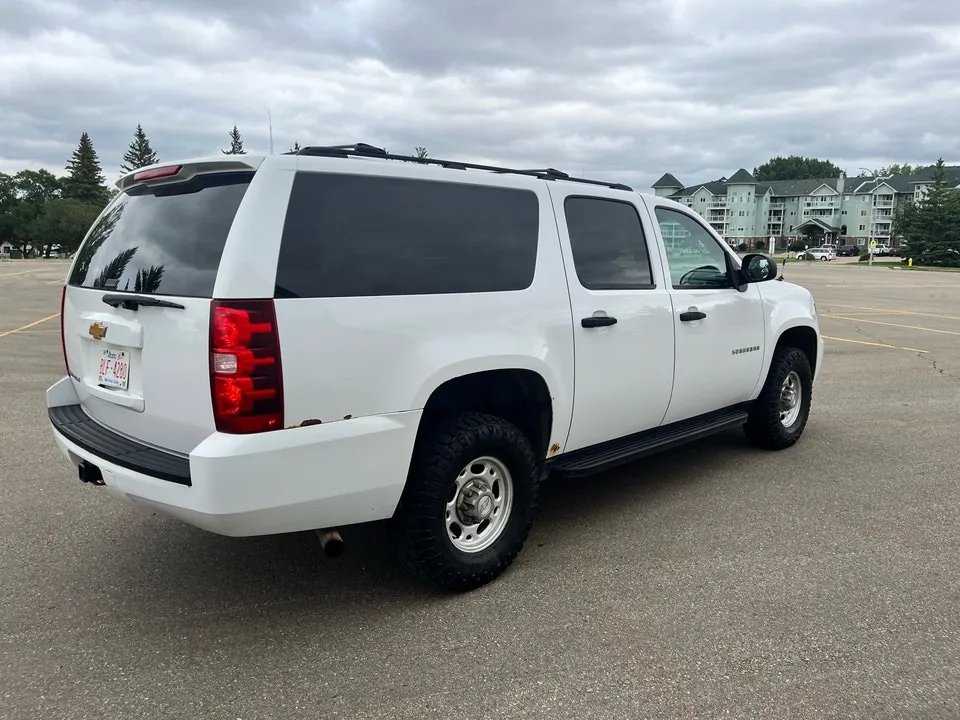 Chevrolet Suburban 2012 photo 4
