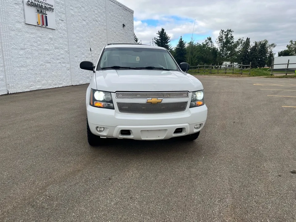 Chevrolet Suburban 2012 photo 2