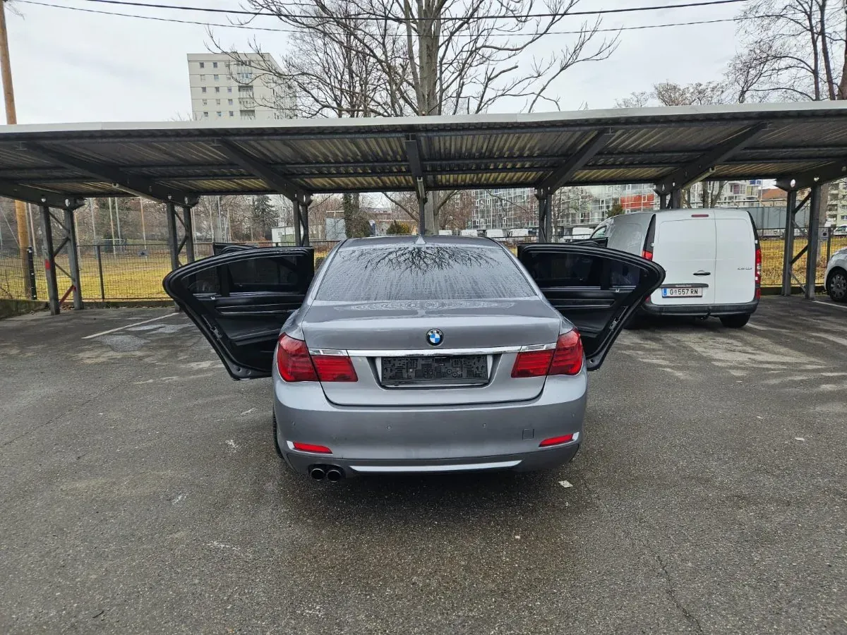 BMW 7 Series 2009 photo 2