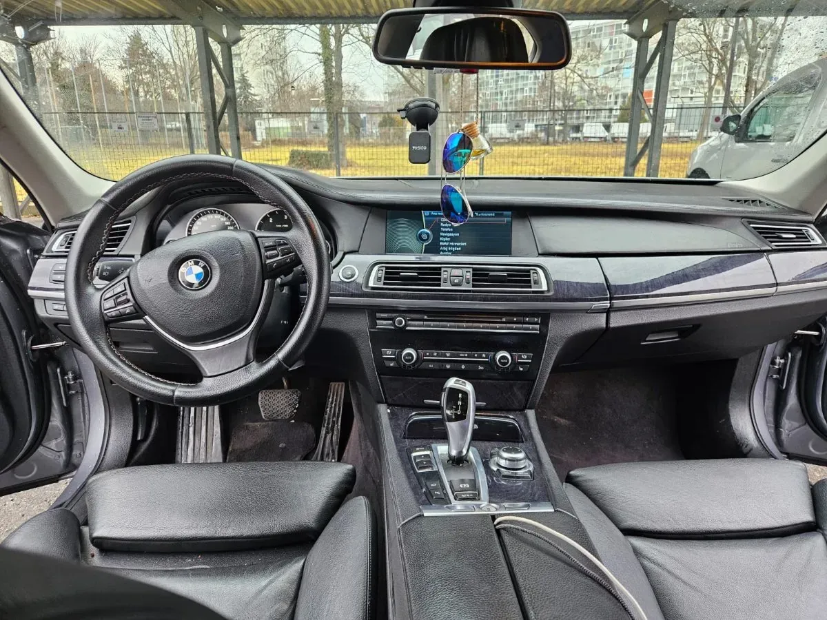 BMW 7 Series 2009 photo 3