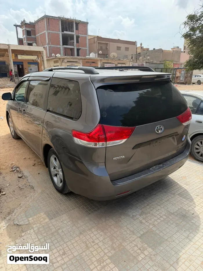 Toyota Sienna 2012 photo 3